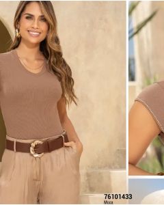 BLUSA MANGA CORTA, ESCOTE EN V CON STRASS DECORATIVO - Moca